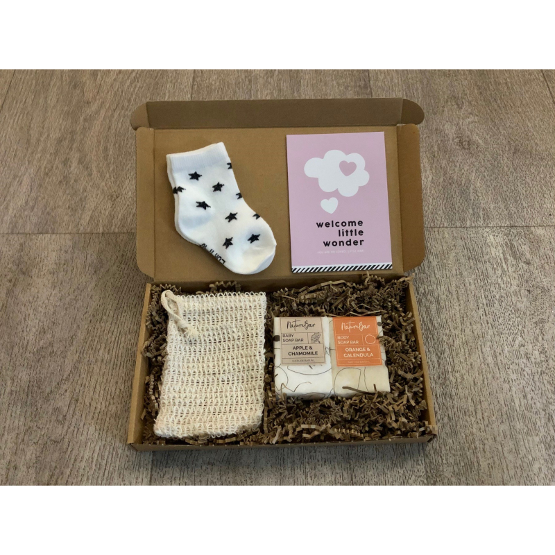 Brievenbuspakketje baby roze met sokjes en zeep voor baby en ouders.